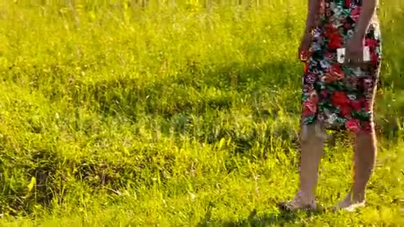 赤脚女孩在草地上行走视频的预览图