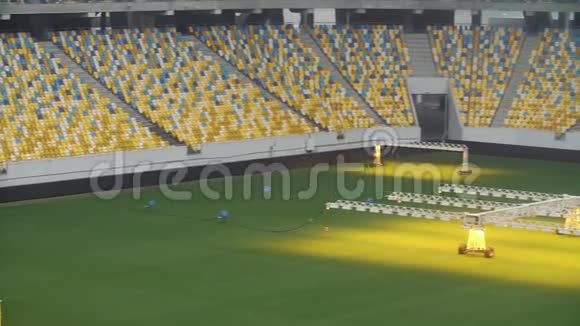 在空旷的足球场上种植草坪的灯光系统视频的预览图