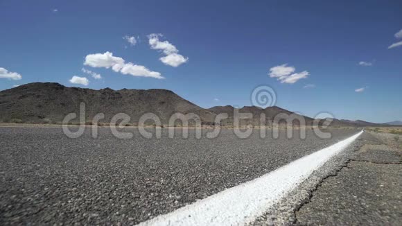 车辆沿沙漠道行驶视频的预览图