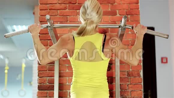 健身锻炼健康强壮的身体美丽的年轻女子女性健美运动员冠军体育馆女孩表演视频的预览图