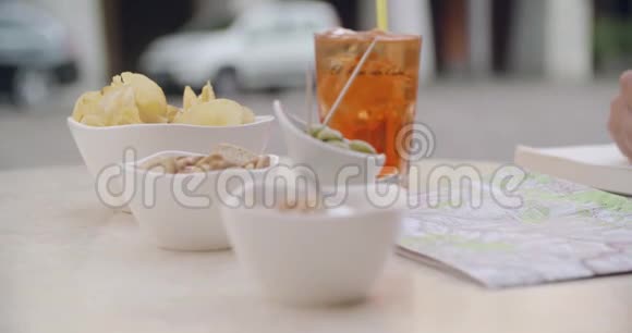 在咖啡馆外的鸡尾酒开胃酒期间女人吃薯条中弹高加索夫妇的爱情之旅视频的预览图