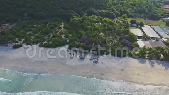 带热带丛林的无人机飞越海洋海岸线视频的预览图