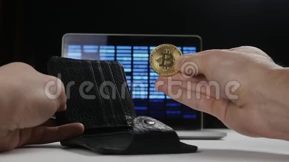 男性手拿着比特币把它放进钱包赚取密码货币的概念开采比特币视频的预览图