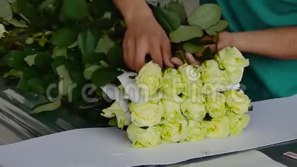 鲜花包装工艺视频的预览图