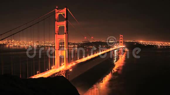 金门大桥在旧金山夜间的时间流逝剪辑1视频的预览图