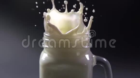 杏仁饼干掉在牛奶的杯子里视频的预览图