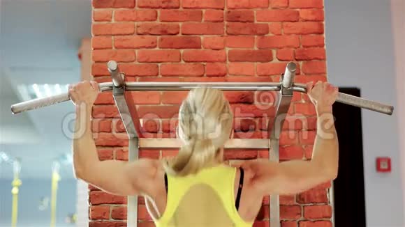 女子健美运动员冠军体育馆女子拉力操健健美体美女子视频的预览图