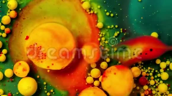 五颜六色气泡的奇妙结构混沌运动抽象的彩色颜料俯视视频的预览图