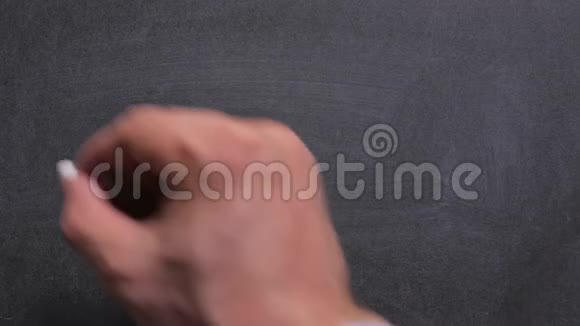概念一个人的特写他的手在黑板上写下肿瘤学这个词视频的预览图