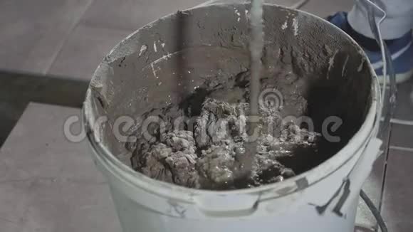 施工现场用电钻在桶内封闭搅拌混凝土视频的预览图