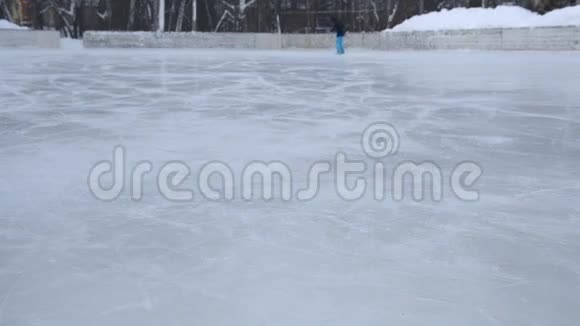 冬天女孩在冰上滑冰视频的预览图