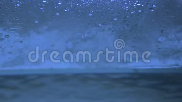 压力下的水蓝色水滴视频的预览图