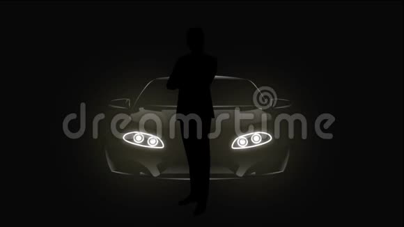 2D动画男性轮廓站在黑色背景上汽车前灯打开和关闭照明他灯光视频的预览图