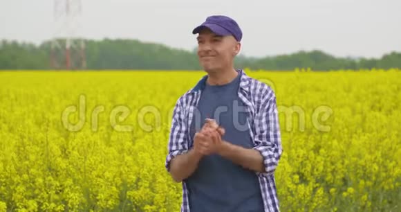 骄傲成熟的农民站在田间视频的预览图