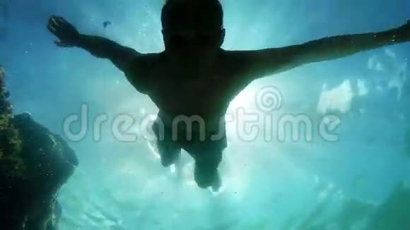 水下镜头一个人潜水游泳离开过了一会儿一条鱼过来视频的预览图