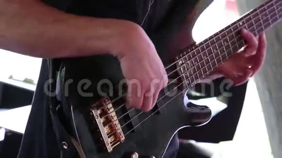 男低音吉他手弹电吉他视频的预览图