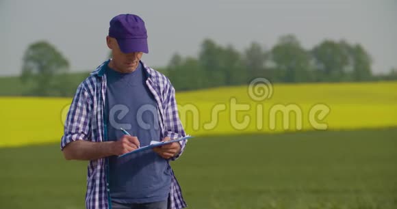 油菜田剪贴板成熟农民写作视频的预览图