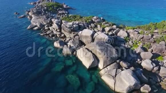 西米兰岛4号角带石头鸟瞰高清慢镜头泰国安达曼海视频的预览图