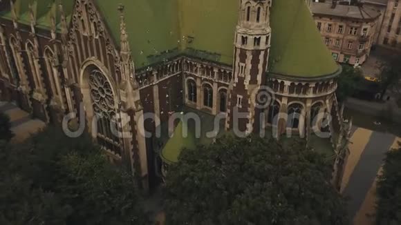 鸽子从欧洲古城华丽的哥特式大教堂飞来视频的预览图