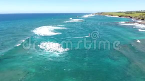 4k空中无人机摄像机全景野生自然绿色热带夏威夷岛令人惊叹的夏季绿松石蓝色海洋视频的预览图
