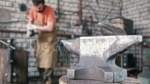 铁匠在锻炉旁用圆锯视频的预览图