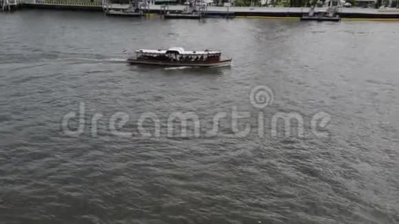 横渡朝佛拉亚河船在曼谷视频的预览图