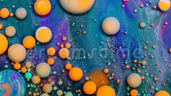 气泡液体漂浮在油漆中油漆油和牛奶的混合色彩艳丽背景明亮美容效果好视频的预览图
