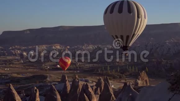 五颜六色的气球飞过岩石视频的预览图