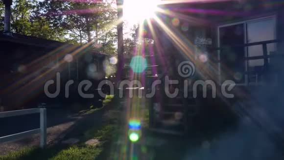 小屋烟雾和阳光闪光2视频的预览图