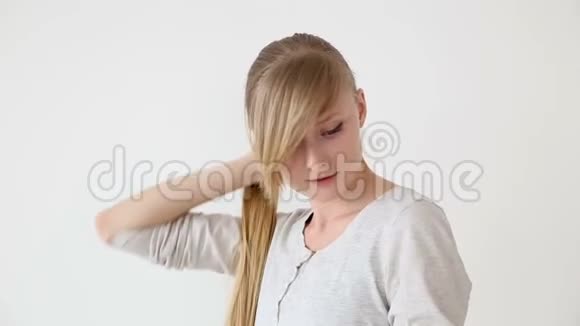 美丽的欧洲长发女孩金发在白色背景下形成不同的发型视频的预览图