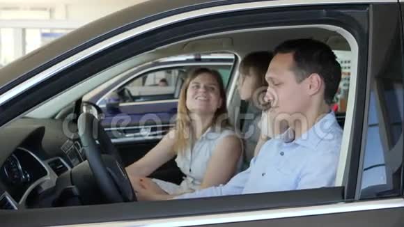 在汽车中心的家庭买汽车的快乐幸福的人的肖像视频的预览图