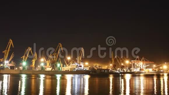 4K时程货船在敖德萨港移动货物夜晚时光视频的预览图