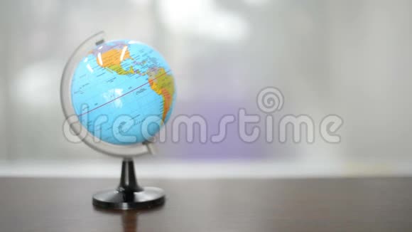 选择地球模型下一个旅行地点视频的预览图