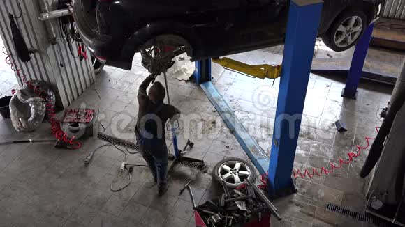 男机修在汽车修理厂提车视频的预览图