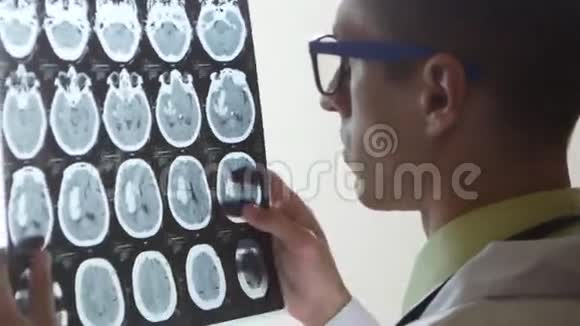 医生检查了磁共振成像的快照视频的预览图