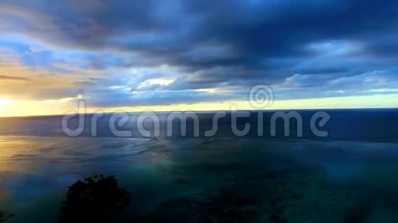 在塔希提岛美丽的自然海洋海景中4k空中无人机照相机拍摄美丽的阴天傍晚日落视频的预览图