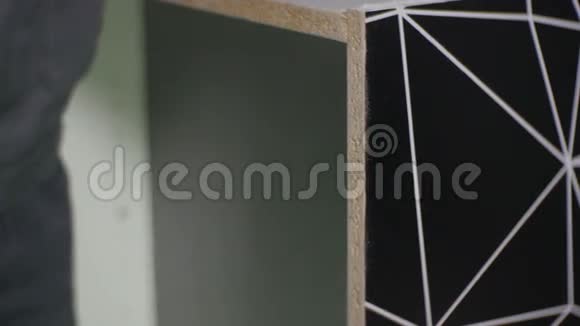 陶瓷瓷砖覆盖的专业建筑工人磨角视频的预览图