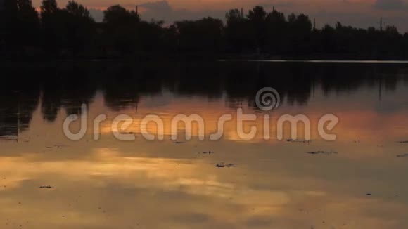 太阳湖水倒影视频的预览图