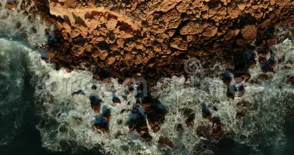 从海岸到深度地中海波浪的起源石滩视频的预览图