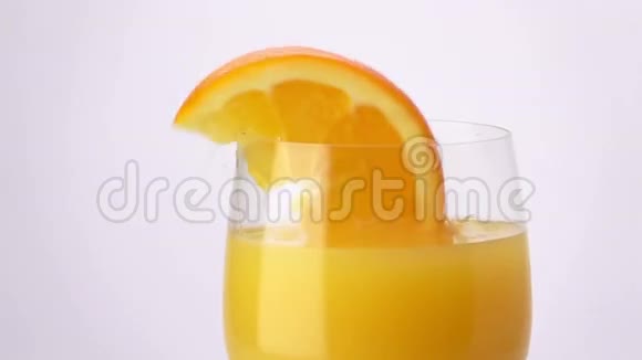 橙片落入一杯橙汁中视频的预览图