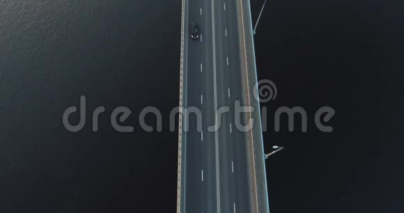 桥上交通的鸟瞰图视频的预览图
