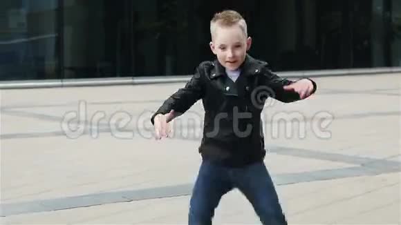 穿着黑色皮夹克跳舞的男孩78岁视频的预览图