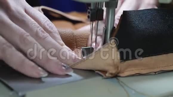 两针缝纫机快速上下移动特写裁缝在缝纫车间缝棕色皮革视频的预览图