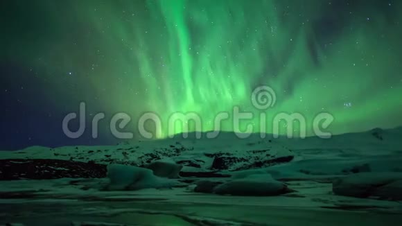 明亮的霓虹灯绿色的北极光北极光北极光在深紫色的极地夜空中发光令人叹为观止的全景4k视频的预览图