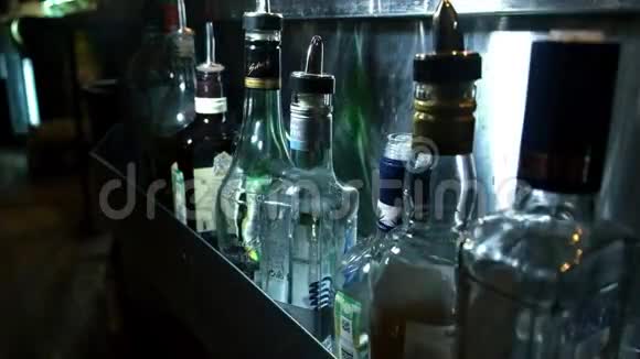 酒吧里的各种酒精瓶背光所有标识都被移除视频的预览图
