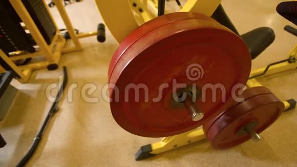 健身房的体重设备视频的预览图