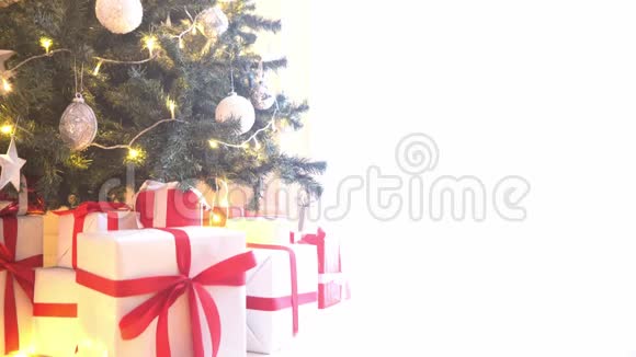 美丽的圣诞树装饰着球和灯礼物盒礼物在前面冬令新年视频的预览图