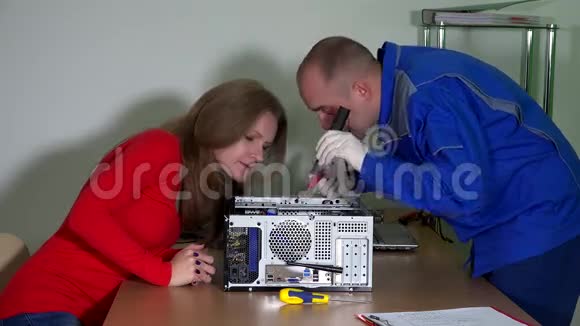 技术工程师男子解释好奇的顾客妇女电脑问题视频的预览图
