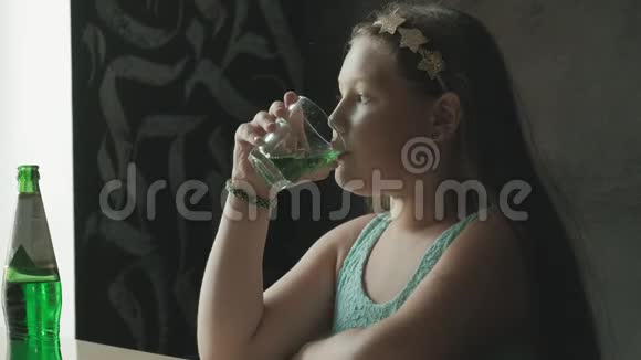 喝柠檬水的小女孩视频的预览图
