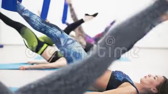 一群穿着运动服的年轻女孩在健身俱乐部里视频的预览图